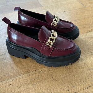 Brand new G.H. Bass Platform with lug sole and gold chain in size 8.5